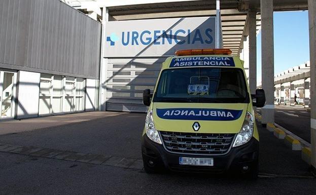 Ambulancia del Sacyl a la entrada de los servicios de emergencias del HUBU/PCR