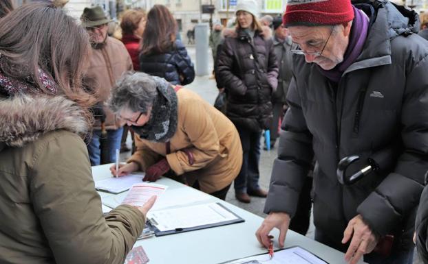La jornada reivindicativa ha contado con una recogida de firmas frente a tres casos de violación internacional/PCR