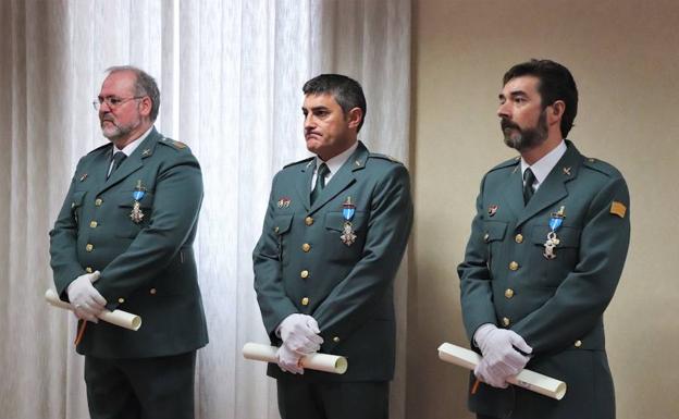 Los guardias civiles condecorados con la medalla al Mérito Civil/CLR