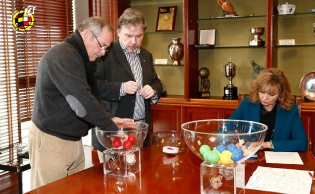 El sorteo se delebró en la sede de la Federación/Carmelo Rubio