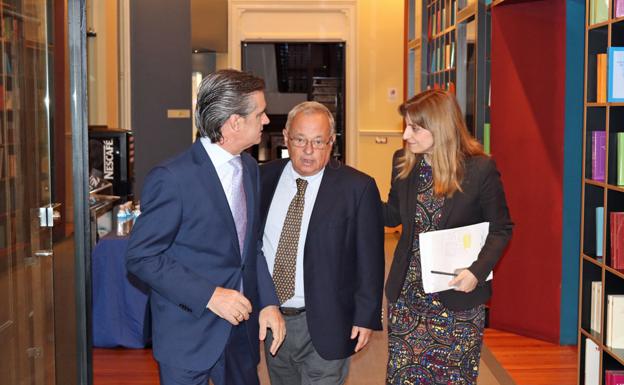 Gonzalo Santonja (centro), director del ILCyL, acompañado por Mar Sancho, directora general de Políticas Culturales de la Junta/IAC