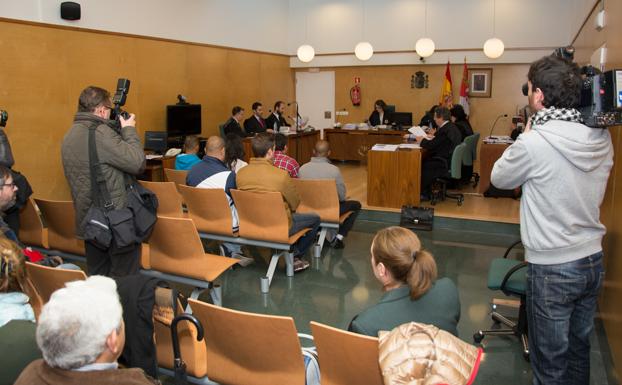 Un total de seis personas se sentaron en el banquillo de los acusados/GIT