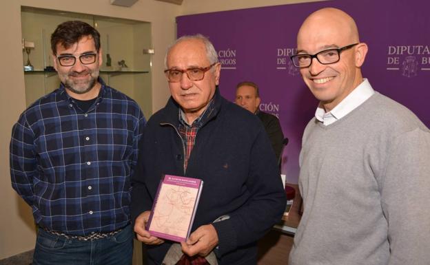 El autor, Ismael Rodríguez, acompañado del diseñador Carlos Calvo, y del diptuado de Cultura, Luis Jorge del Barco/GIT
