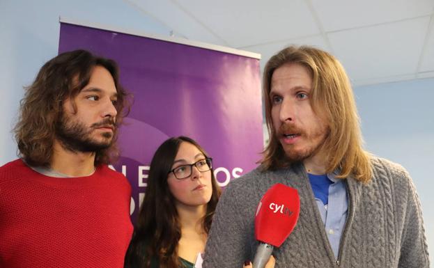 Pablo Fernández (dcha), líder de Podemos Castilla y León, con los compañeros de Burgos Laura Domínguez y Miguel Vila/