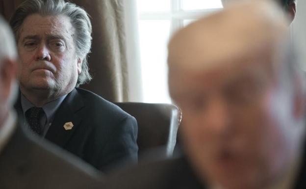 Steve Bannon, en segundo plano ante Donald Trump./Nicholas Kamm (Afp)