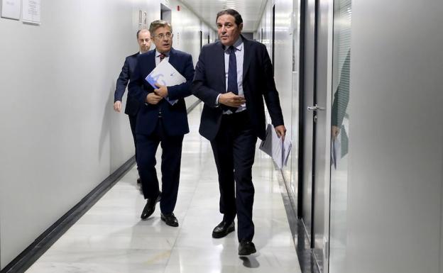 El consejero de Sanidad, Antonio María Sáez Aguado, explica el Plan de contingencia de invierno 2017-2018', puesto en marcha para garantizar la calidad de la asistencia sanitaria en la temporada de gripe. /ICAL