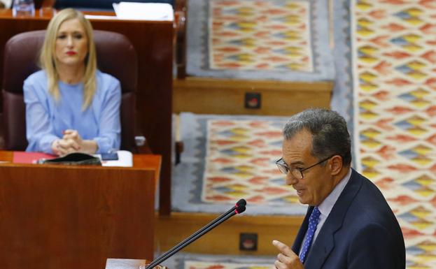 Enrique Ossorio, portavoz del PP en la Asamblea de Madrid, en primer plano ante Cristina Cifuentes./J.P Gandul (Efe)