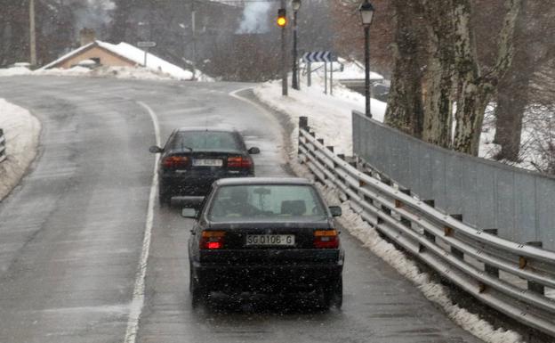 La nieve ha arreciado por momentos en la capital segoviana, aunque no ha afectado apenas a la circulacíón. /Pedro L. Merino