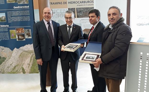 El subdelegado del Gobierno, Roberto Saiz, ha estado presente en la reapertura del Museo del Petróleo