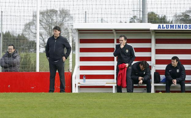 Alejandro Menéndez en el área técnica de Mareo/Arnaldo García