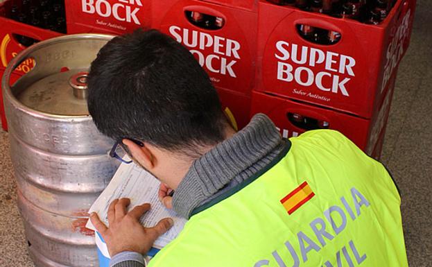 Un agente levanta acta por irregularidades en las bebidas/Guardia Civil