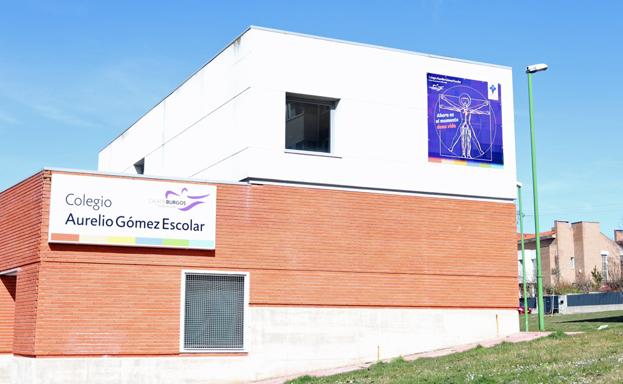 El colegio Aurelio Gómez Escolar luce un cartel con la campaña 'Conoce tu cuerpo'