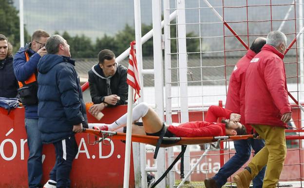 Andrés tuvo que retirarse en camilla frente al Sporting B./Arnaldo García / El Comercio