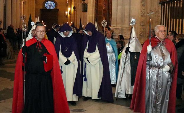 Las cofradías han procesionado por las naves de la Catedral/Rodrigo González Ortega