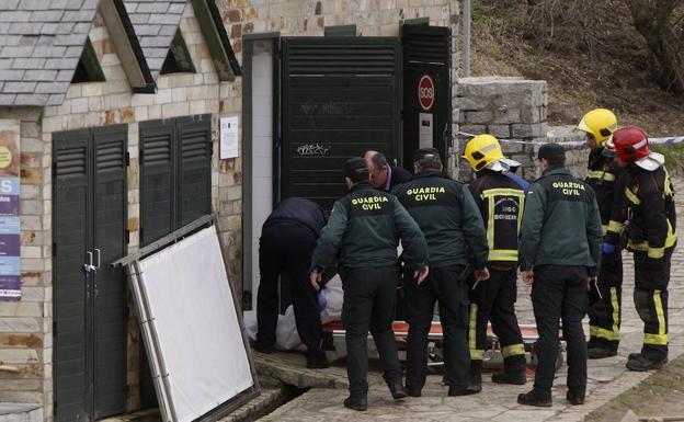 Efectivos de la Guardia Civil y Bomberos retiran el cuerpo de la fallecida/José María Álvez/El Progreso