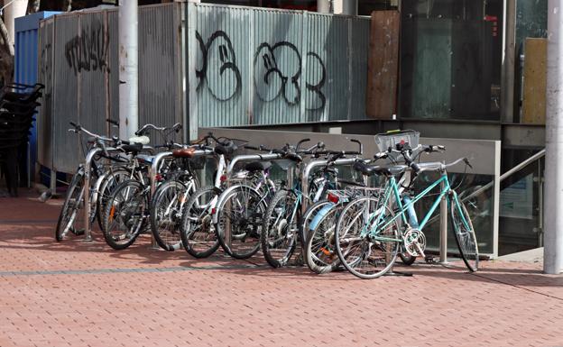 Buena parte de los aparcabicicletas de la ciudad se encuentran saturados/IAC