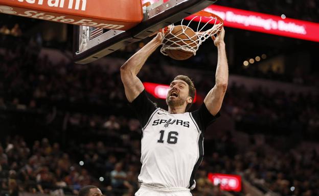 Pau GAsol machaca la canasta.