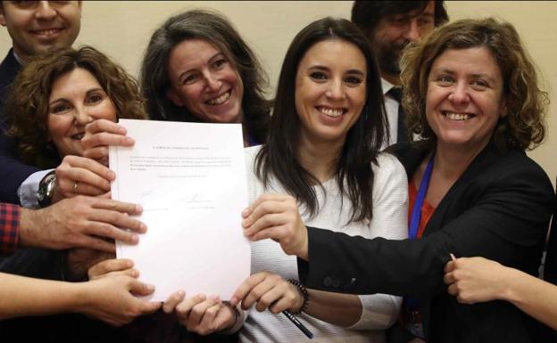 La portavoz de Unidos Podemos en el Congreso, Irene Montero, registra, junto a varias compañeras de partido, una Proposición de Ley para regular los alquileres abusivos./J.J. Guillén (Efe)