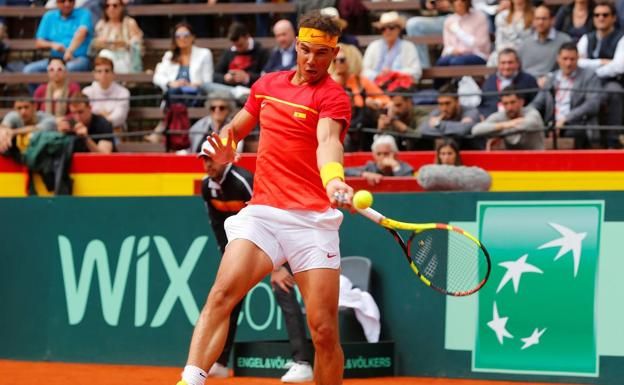 Rafa Nadal golpea la bola durante el partido. /Efe