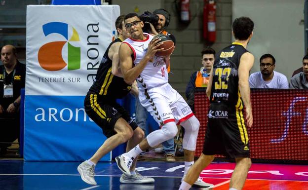 Sebas Saiz tratando de postear a Fran Vázquez/ACB Photo/A. Pérez