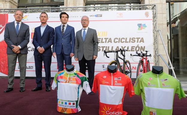 José Luis López Cerrón, presidente de la Federación Española de Ciclismo; Lale Cubino, director de la carrera; Alfonso Lahuerta, director general de Deportes de la Junta de Castilla y León; y Luis Roberto Coca Cuéllar, presidente de la Federación de Ciclismo de Castilla y León, durante la presentación. /G. Villamil
