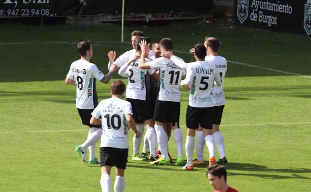 El Burgos encarriló el choque con dos goles en apenas un minuto./GIT