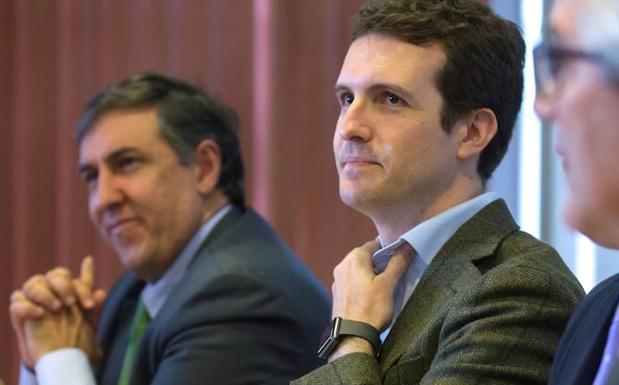 Pablo Casado (c), durante una rueda de prensa. /Raúl Sanchidrián (Efe)