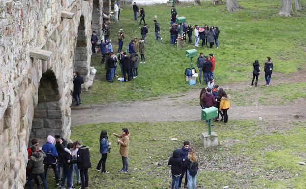 Varios grupos de jóvenes desafiaron al frío y acudieron al Puente Romano como todos los años./Manuel Laya
