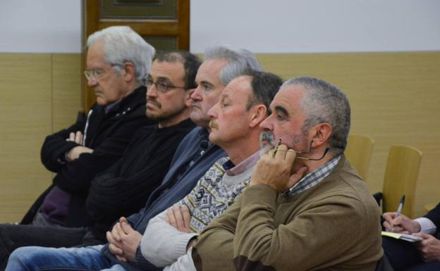 Cinco personas se sientan en el banquillo de los acusados desde ayer./GIT