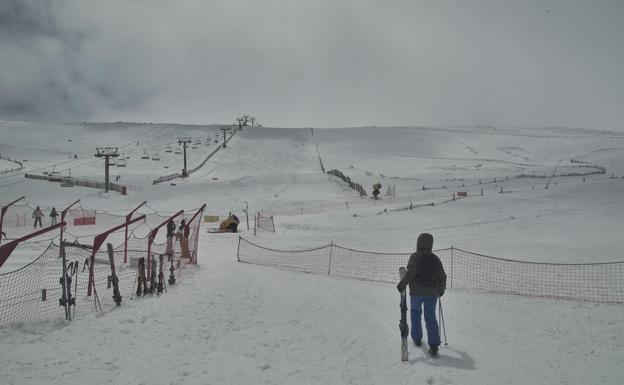 Las pistas de Béjar se encuentran entre las más afectadas del país por el viento/La Covatilla