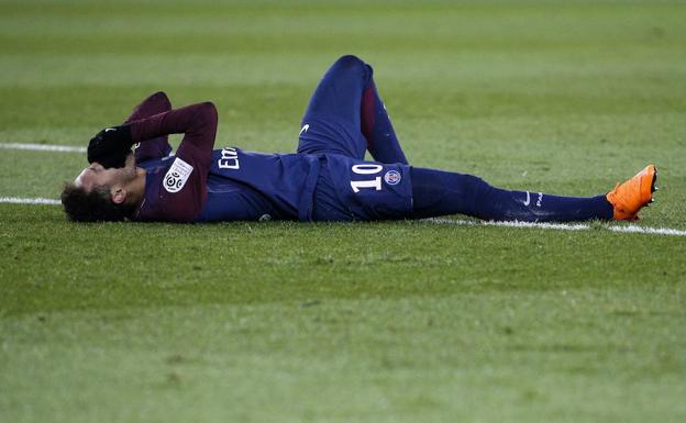 Neymar, en el momento de caer lesionado con el PSG. /Afp