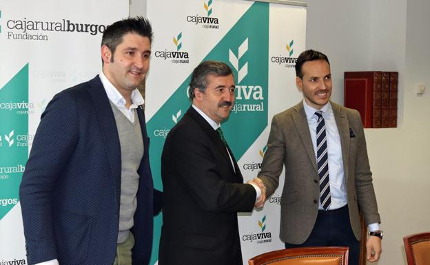 Albano Martínez, director deportivo del CB Miraflores, Tomás Fisca, vicepresidente de la Fundación Caja Rural, y Félix Sancho, presidente del club/IAC
