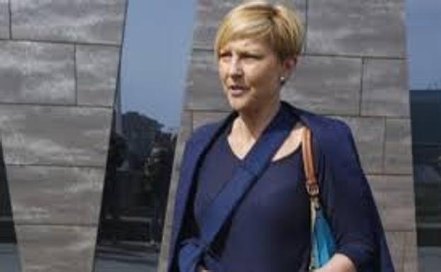 La exnovia de Juanele al salir del juzgado. /El Comercio