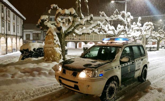 Imagen de una patrulla de la Guardia Civil durante las últinas nevadas/BurgosConecta