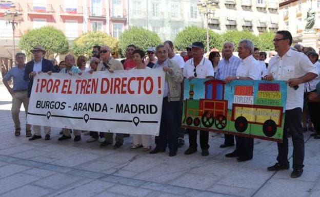 Manifestantes pidiendo el pasado sábado en la Plaza Mayor de Burgos la apertura del Tren Directo./Andrea Ibáñez