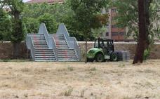 El Parque de El Parral durante la colocación de las escaleras de emergencia./César Ceinos
