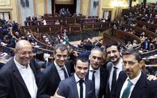 Pablo Yáñez (centro) con Francisco Igea (izquierda) y otros diputados de Ciudadanos al inicio de la XI Legislatura en enero de 2016. Yáñez perdió su escaño por Salamanca tras la repetición electoral./El Norte